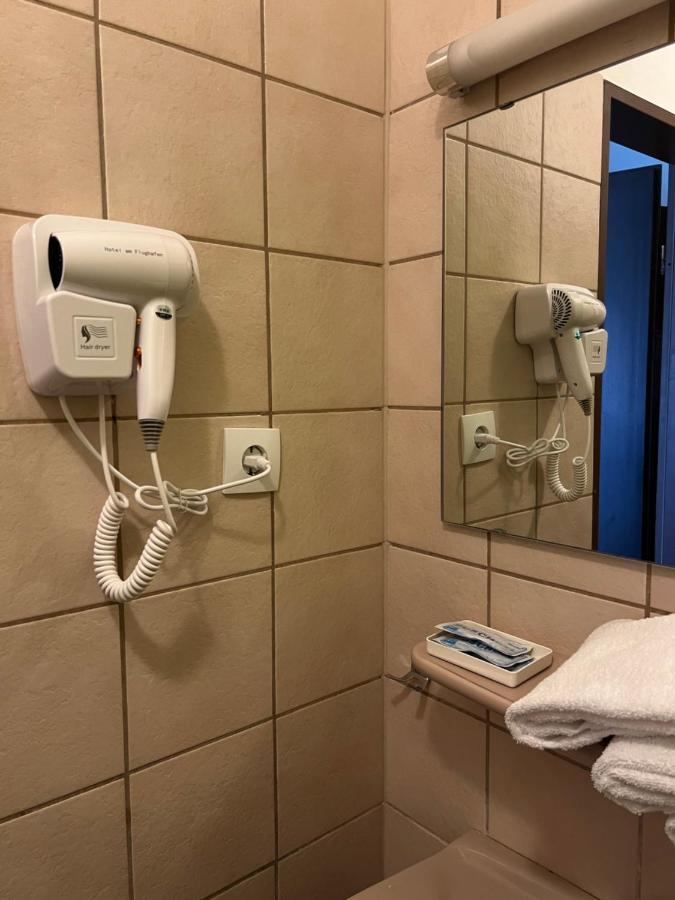 Hotel Am Flughafen Köln Exteriör bild